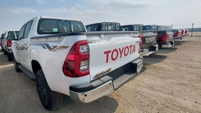 Новый Toyota Hilux VIII Рестайлинг 2, 2.8 л, 2024 в Дубае от Mohamed Hakim Motors Белый цвет. GCC | AUTO.AE