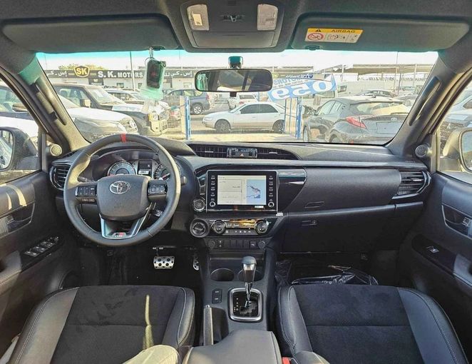Новый Toyota Hilux VIII Рестайлинг, 4.0 л, 2025 в Дубае от SK Motors Белый цвет. GCC | AUTO.AE
