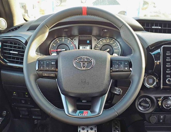 Новый Toyota Hilux VIII Рестайлинг, 4.0 л, 2025 в Дубае от SK Motors Белый цвет. GCC | AUTO.AE