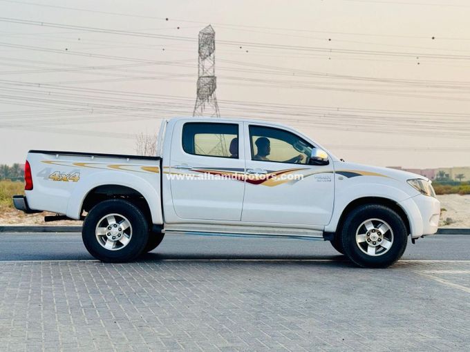 Подержанный Toyota Hilux VII, 2.7 л, 2008 в Дубае от Alhamd Motors Белый цвет. GCC | AUTO.AE