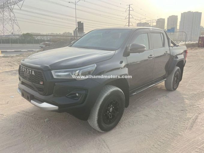 Подержанный Toyota Hilux VIII Рестайлинг 2, 2.8 л, 2024 в Дубае от Alhamd Motors Черный цвет. Other | AUTO.AE