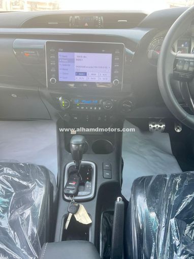 Подержанный Toyota Hilux VIII Рестайлинг 2, 2.8 л, 2024 в Дубае от Alhamd Motors Черный цвет. Other | AUTO.AE