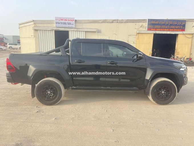 Подержанный Toyota Hilux VIII Рестайлинг 2, 2.8 л, 2024 в Дубае от Alhamd Motors Черный цвет. Other | AUTO.AE