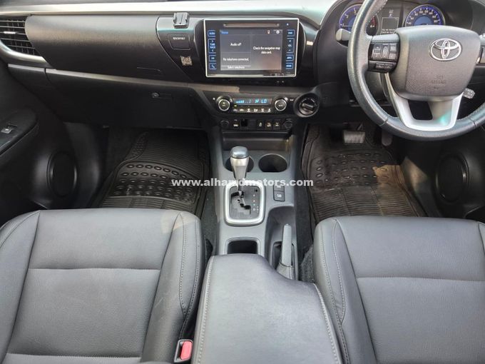 Подержанный Toyota Hilux VIII, 2.8 л, 2018 в Дубае от Alhamd Motors Серый цвет. Other | AUTO.AE