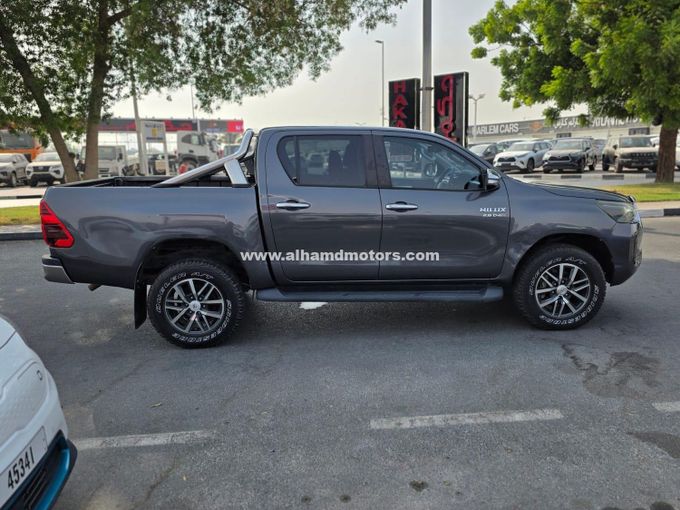 Подержанный Toyota Hilux VIII, 2.8 л, 2018 в Дубае от Alhamd Motors Серый цвет. Other | AUTO.AE