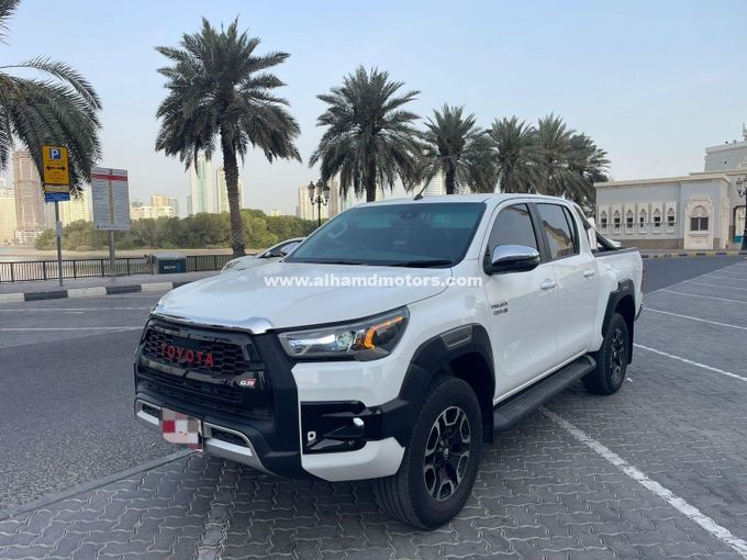 Подержанный Toyota Hilux VIII Рестайлинг, 2.8 л, 2020 в Дубае от Alhamd Motors Белый цвет. Other | AUTO.AE