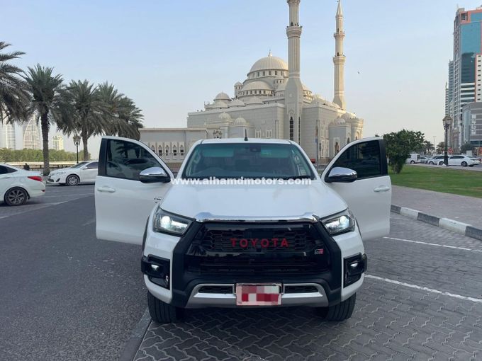 Подержанный Toyota Hilux VIII Рестайлинг, 2.8 л, 2020 в Дубае от Alhamd Motors Белый цвет. Other | AUTO.AE