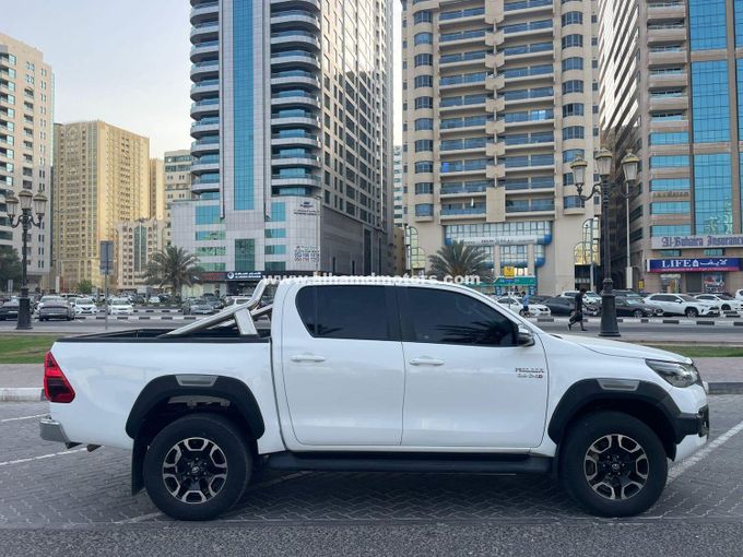 Подержанный Toyota Hilux VIII Рестайлинг, 2.8 л, 2020 в Дубае от Alhamd Motors Белый цвет. Other | AUTO.AE