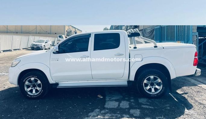 Used Toyota Hilux VII Facelift, 3.0 l, 2013 in Dubai by Alhamd Motors, White color. Other | AUTO.AE