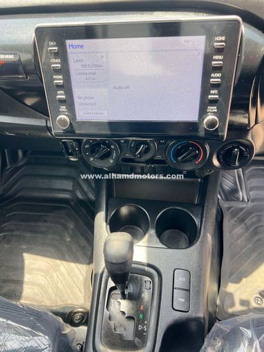 Подержанный Toyota Hilux VIII Рестайлинг, 2.8 л, 2022 в Дубае от Alhamd Motors Белый цвет. Other | AUTO.AE