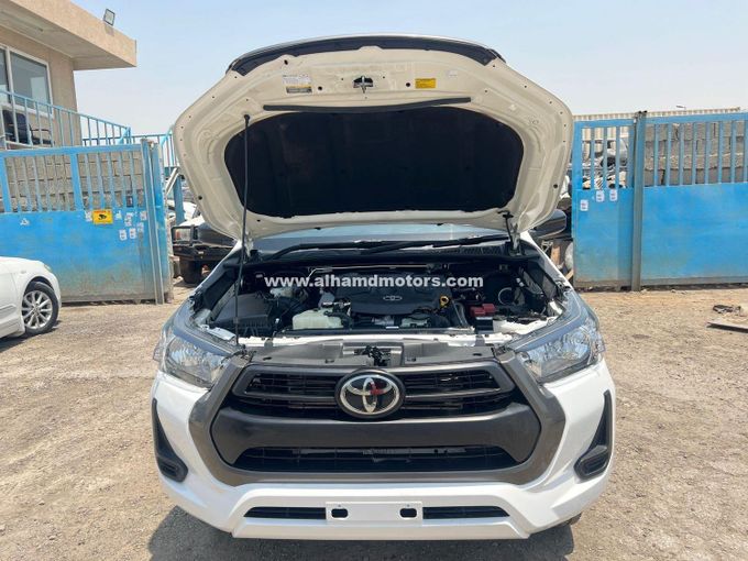 Подержанный Toyota Hilux VIII Рестайлинг, 2.8 л, 2022 в Дубае от Alhamd Motors Белый цвет. Other | AUTO.AE