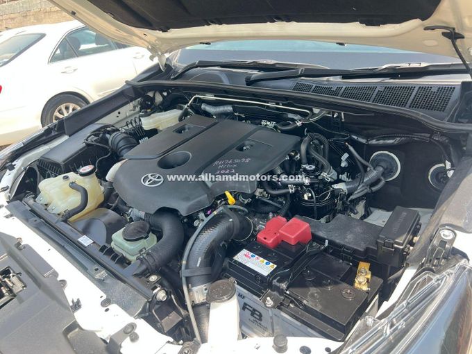 Подержанный Toyota Hilux VIII Рестайлинг, 2.8 л, 2022 в Дубае от Alhamd Motors Белый цвет. Other | AUTO.AE