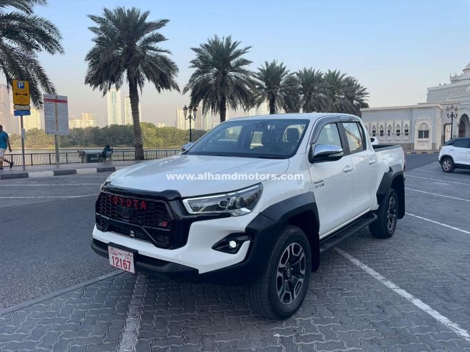 Подержанный Toyota Hilux VIII Рестайлинг, 2.8 л, 2024 в Дубае от Alhamd Motors Белый цвет. Other | AUTO.AE