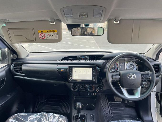 Подержанный Toyota Hilux VIII Рестайлинг, 2.8 л, 2024 в Дубае от Alhamd Motors Белый цвет. Other | AUTO.AE