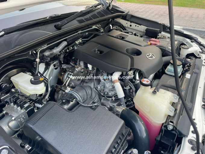 Подержанный Toyota Hilux VIII Рестайлинг, 2.8 л, 2024 в Дубае от Alhamd Motors Белый цвет. Other | AUTO.AE