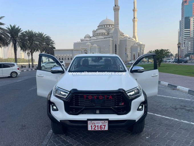 Подержанный Toyota Hilux VIII Рестайлинг, 2.8 л, 2024 в Дубае от Alhamd Motors Белый цвет. Other | AUTO.AE