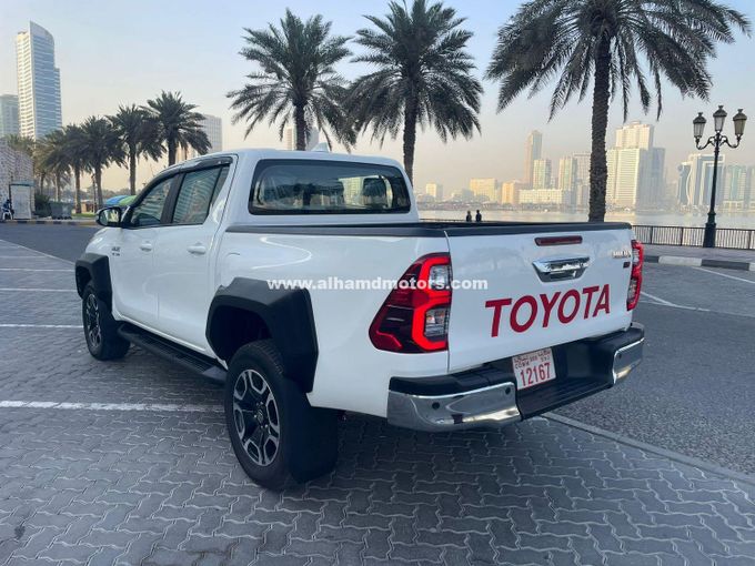 Подержанный Toyota Hilux VIII Рестайлинг, 2.8 л, 2024 в Дубае от Alhamd Motors Белый цвет. Other | AUTO.AE