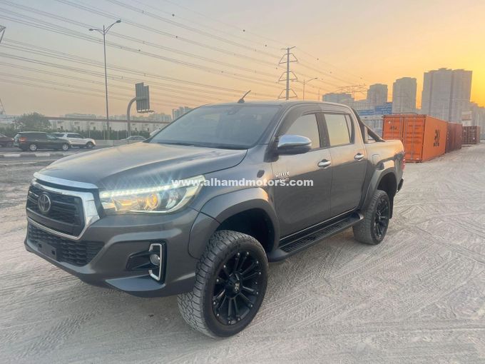 Подержанный Toyota Hilux VIII, 2.4 л, 2019 в Дубае от Alhamd Motors Серый цвет. Other | AUTO.AE