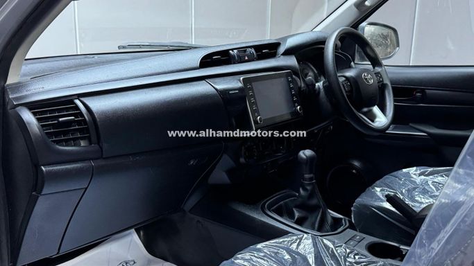 Подержанный Toyota Hilux VIII Рестайлинг, 2.8 л, 2023 в Дубае от Alhamd Motors Серый цвет. Other | AUTO.AE
