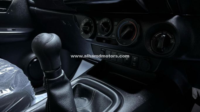 Подержанный Toyota Hilux VIII Рестайлинг, 2.8 л, 2023 в Дубае от Alhamd Motors Серый цвет. Other | AUTO.AE