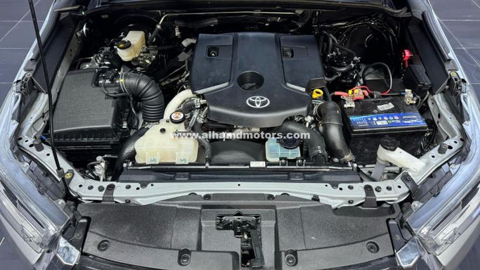 Подержанный Toyota Hilux VIII Рестайлинг, 2.8 л, 2023 в Дубае от Alhamd Motors Серый цвет. Other | AUTO.AE