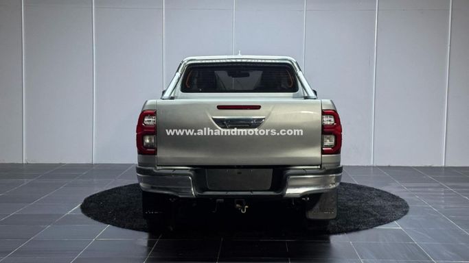 Подержанный Toyota Hilux VIII Рестайлинг, 2.8 л, 2023 в Дубае от Alhamd Motors Серый цвет. Other | AUTO.AE
