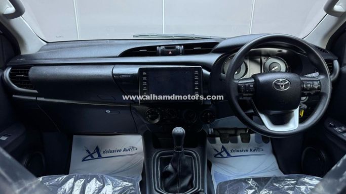 Подержанный Toyota Hilux VIII Рестайлинг, 2.8 л, 2023 в Дубае от Alhamd Motors Серый цвет. Other | AUTO.AE