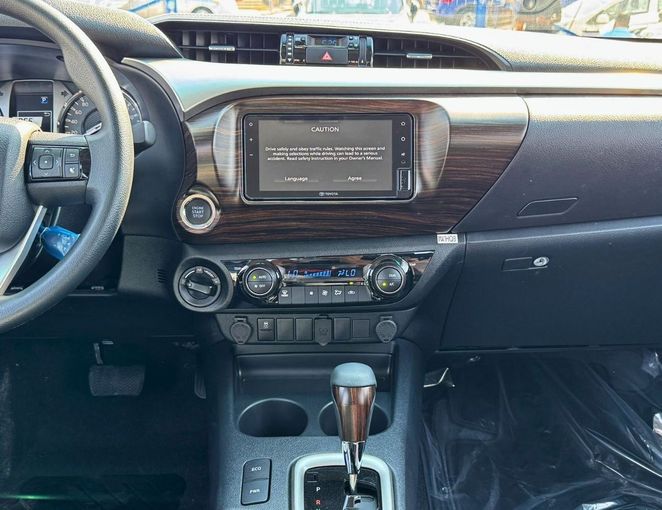 Новый Toyota Hilux VIII Рестайлинг, 2.7 л, 2025 в Дубае от SK Motors Черный цвет. GCC | AUTO.AE