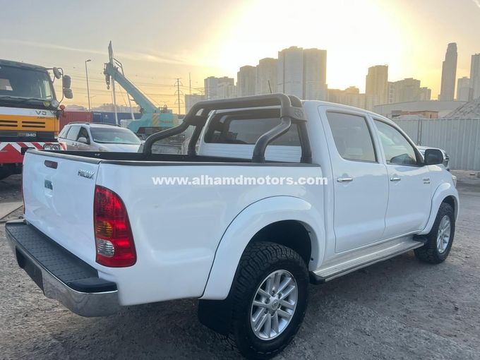 Подержанный Toyota Hilux VII Рестайлинг, 3.0 л, 2014 в Дубае от Alhamd Motors Белый цвет. Other | AUTO.AE