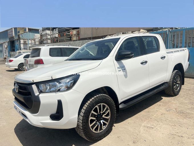Подержанный Toyota Hilux VIII, 2.8 л, 2017 в Дубае от Alhamd Motors Белый цвет. Other | AUTO.AE