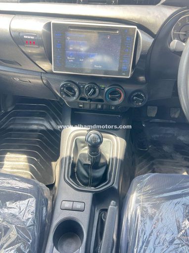 Подержанный Toyota Hilux VIII, 2.8 л, 2017 в Дубае от Alhamd Motors Белый цвет. Other | AUTO.AE