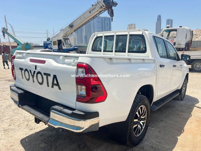 Подержанный Toyota Hilux VIII, 2.8 л, 2017 в Дубае от Alhamd Motors Белый цвет. Other | AUTO.AE