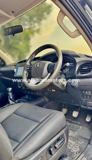 Подержанный Toyota Hilux VIII, 2.8 л, 2017 в Дубае от Alhamd Motors Оранжевый цвет. Other | AUTO.AE