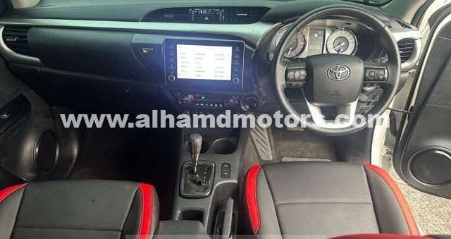 Подержанный Toyota Hilux VIII Рестайлинг, 2.8 л, 2023 в Дубае от Alhamd Motors Белый цвет. Other | AUTO.AE