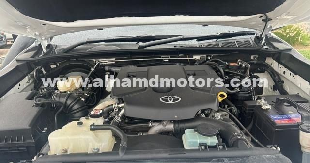 Подержанный Toyota Hilux VIII Рестайлинг, 2.8 л, 2023 в Дубае от Alhamd Motors Белый цвет. Other | AUTO.AE