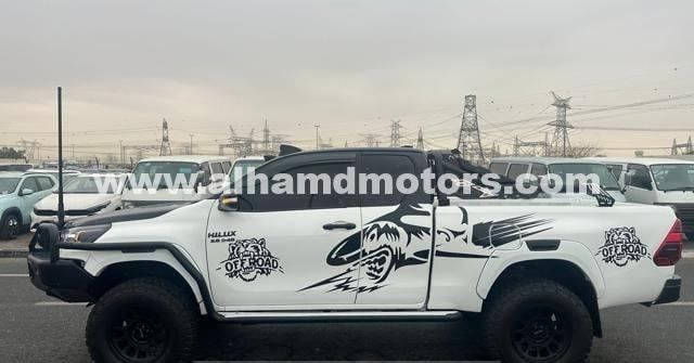 Подержанный Toyota Hilux VIII Рестайлинг, 2.8 л, 2023 в Дубае от Alhamd Motors Белый цвет. Other | AUTO.AE