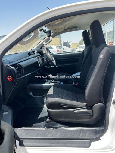 Подержанный Toyota Hilux VIII, 2.7 л, 2015 в Дубае от Alhamd Motors Белый цвет. Other | AUTO.AE