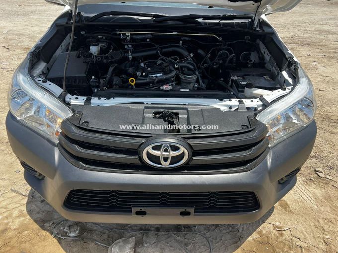 Подержанный Toyota Hilux VIII, 2.7 л, 2015 в Дубае от Alhamd Motors Белый цвет. Other | AUTO.AE