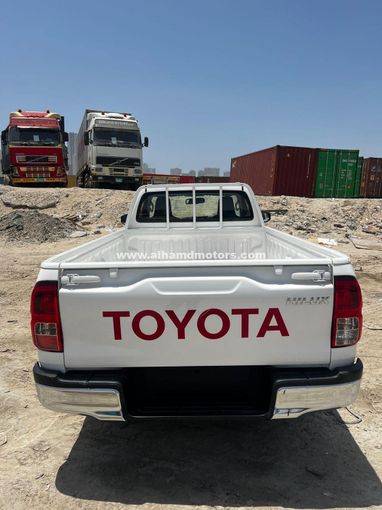 Подержанный Toyota Hilux VIII, 2.7 л, 2015 в Дубае от Alhamd Motors Белый цвет. Other | AUTO.AE