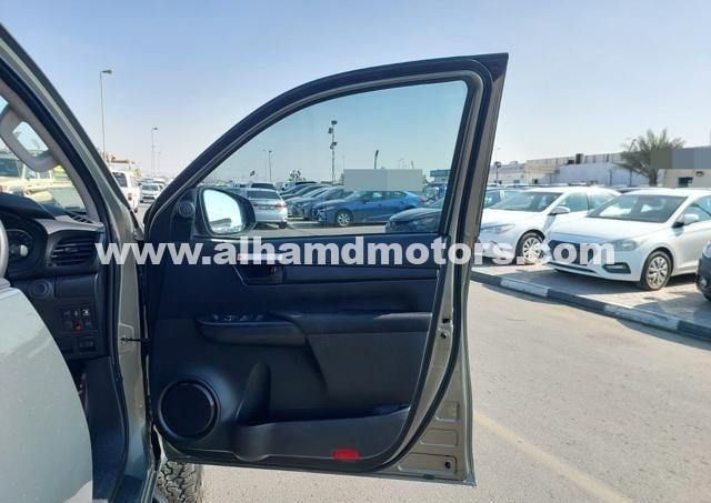 Подержанный Toyota Hilux VIII Рестайлинг 2, 2.8 л, 2024 в Дубае от Alhamd Motors Коричневый цвет. Other | AUTO.AE