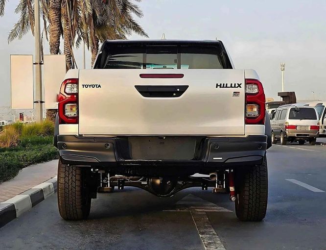 Новый Toyota Hilux VIII Рестайлинг 2, 2.8 л, 2024 в Дубае от SK Motors Белый цвет. GCC | AUTO.AE