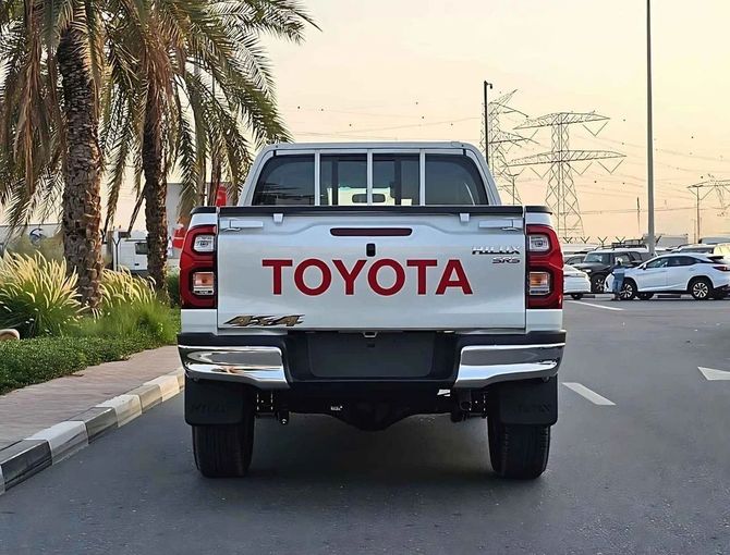Новый Toyota Hilux VIII Рестайлинг 2, 2.7 л, 2024 в Дубае от SK Motors Белый цвет. GCC | AUTO.AE