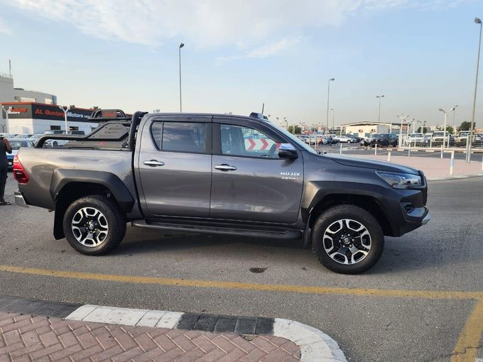 Подержанный Toyota Hilux VIII, 2.8 л, 2018 в Дубае от Alhamd Motors Серый цвет. Other | AUTO.AE