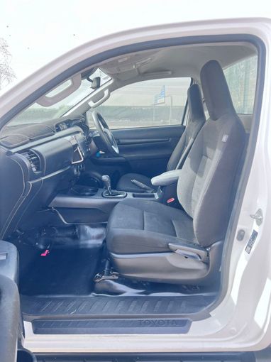 Подержанный Toyota Hilux Extra Cab VIII Рестайлинг, 2.8 л, 2021 в Дубае от Alhamd Motors Белый цвет. Other | AUTO.AE