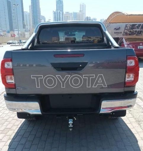 Подержанный Toyota Hilux VIII Рестайлинг, 2.8 л, 2021 в Дубае от Alhamd Motors Серый цвет. Other | AUTO.AE