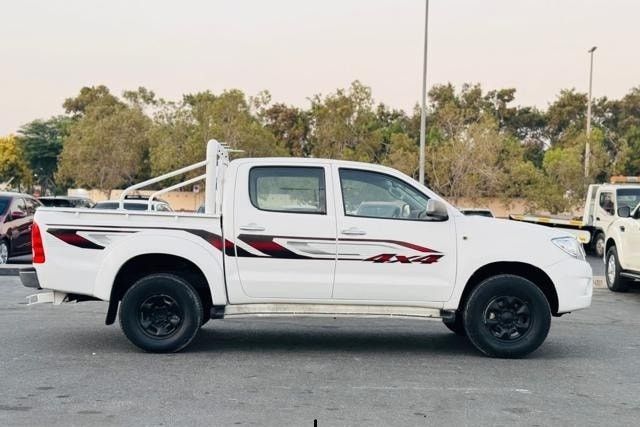 Подержанный Toyota Hilux VII, 2.7 л, 2010 в Дубае от Alhamd Motors Белый цвет. GCC | AUTO.AE