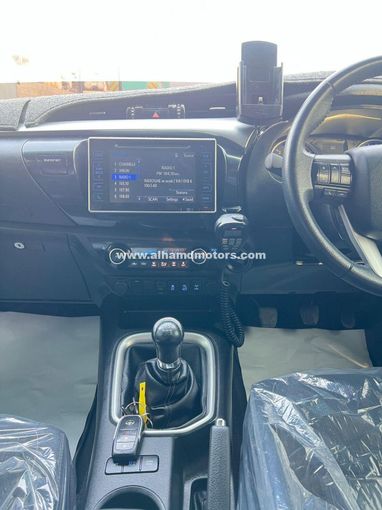 Подержанный Toyota Hilux VIII, 2.8 л, 2018 в Дубае от Alhamd Motors Серебристый цвет. Other | AUTO.AE