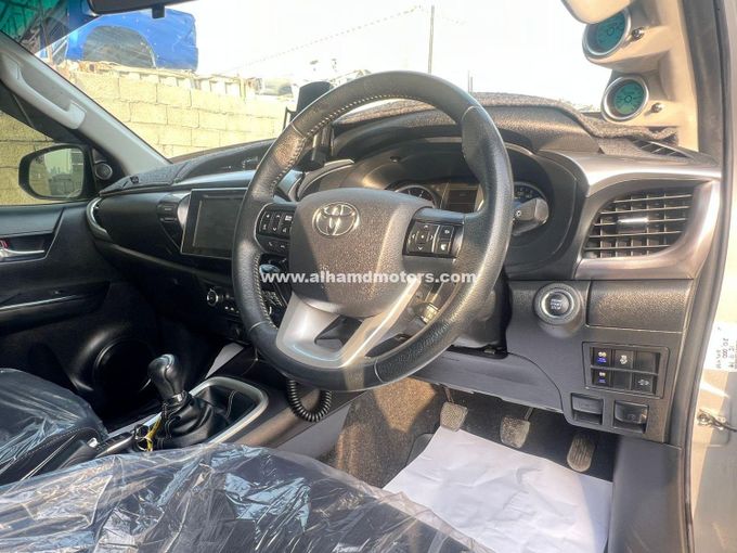 Подержанный Toyota Hilux VIII, 2.8 л, 2018 в Дубае от Alhamd Motors Серебристый цвет. Other | AUTO.AE