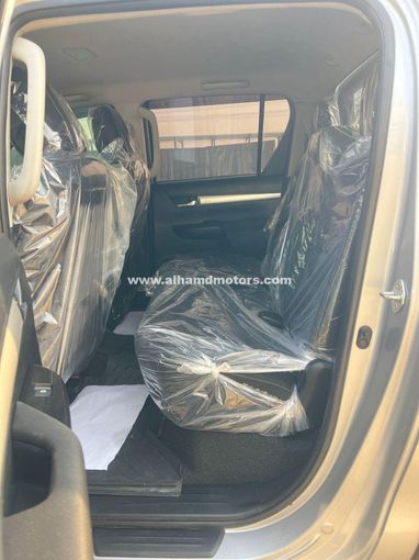 Подержанный Toyota Hilux VIII, 2.8 л, 2018 в Дубае от Alhamd Motors Серебристый цвет. Other | AUTO.AE