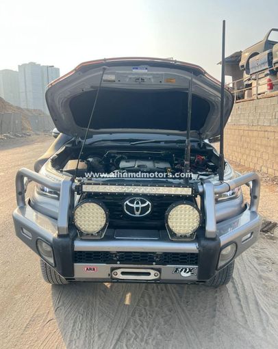 Подержанный Toyota Hilux VIII, 2.8 л, 2018 в Дубае от Alhamd Motors Серебристый цвет. Other | AUTO.AE